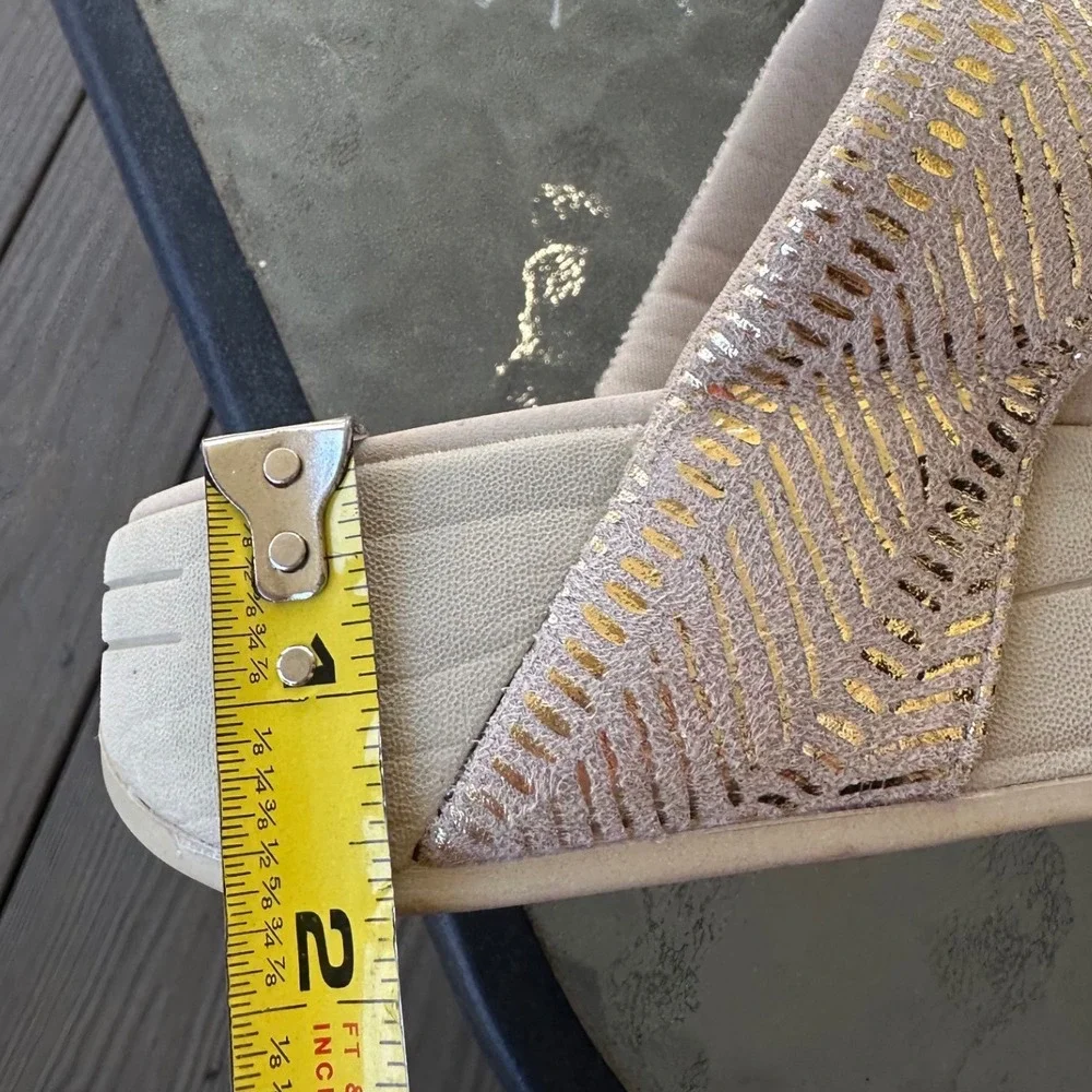 Skechers‎ Memory Foam Gold Wedge Sandals Women's 9 Natural Beige